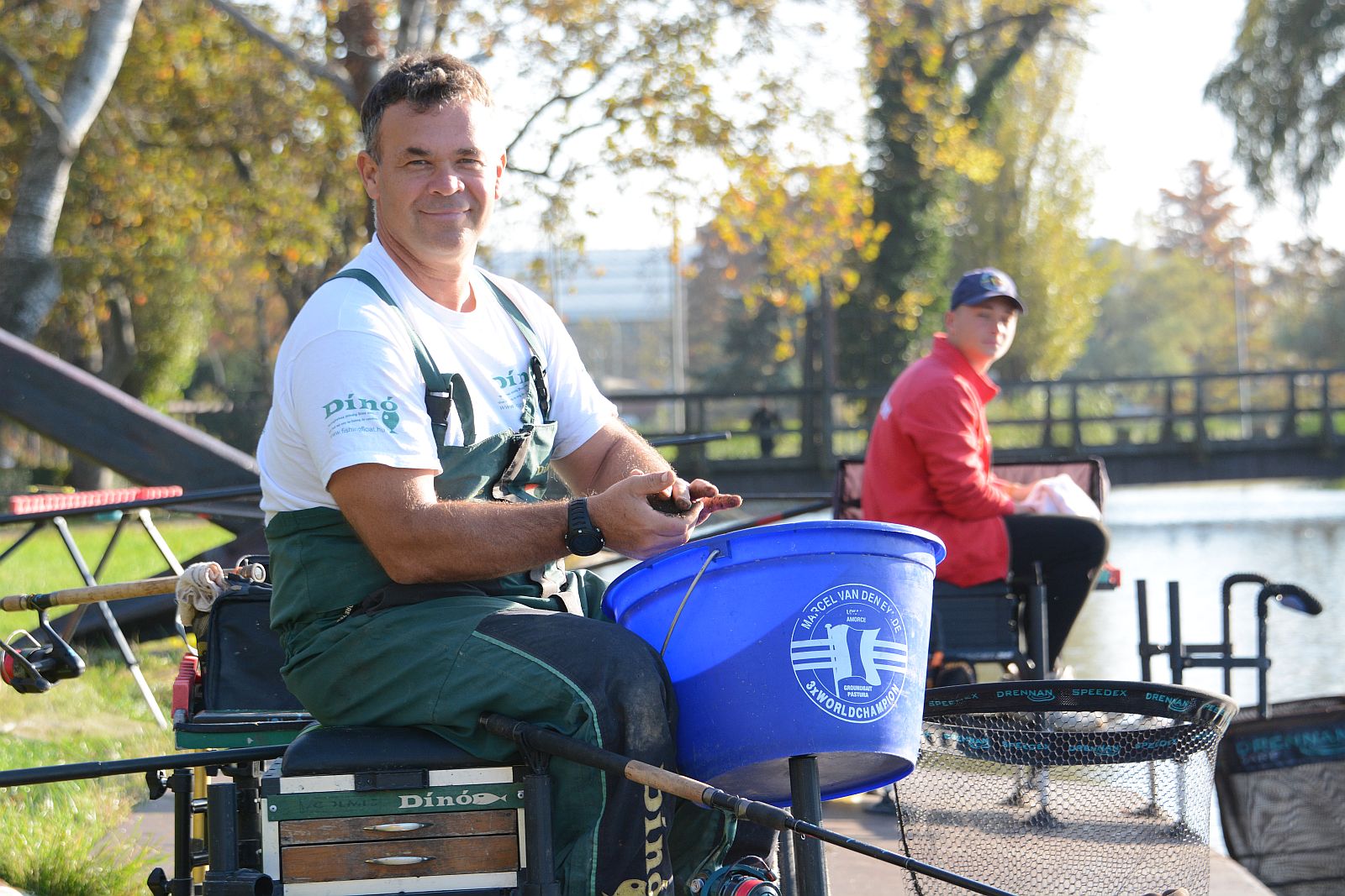 Hatalmas pontyok kerültek elő a csillámló novemberi napsütésben Csónakázó-tóból